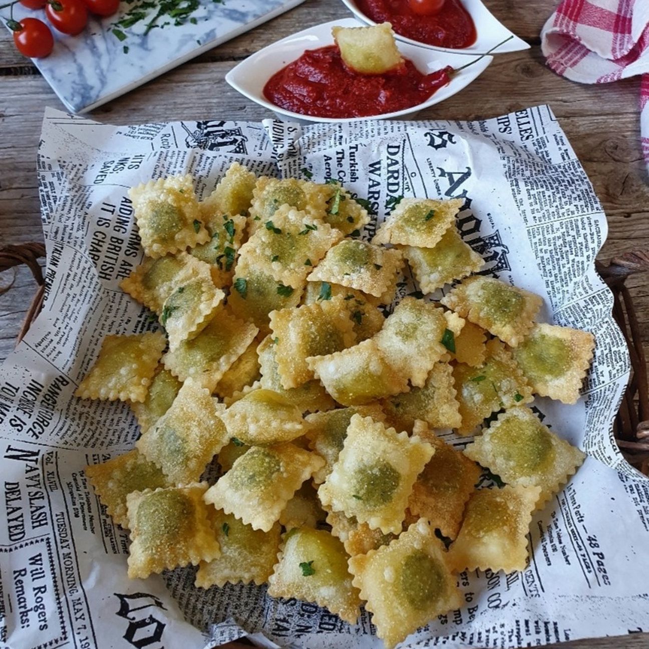 Ravioli ricotta e spinaci fritti con salsa ketchup
