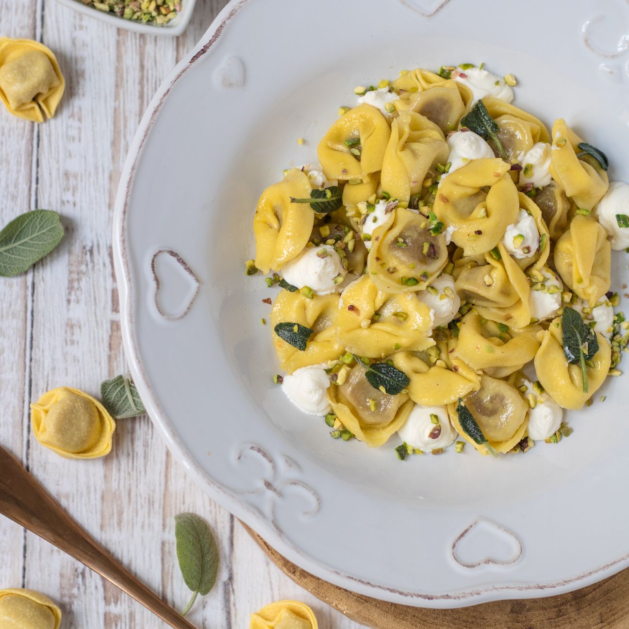 Tortellini alla carne con burro, salvia, caprino e granella di pistacchio
