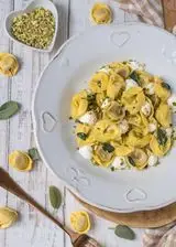 Ricetta Tortellini alla carne con burro, salvia, caprino e granella di pistacchio