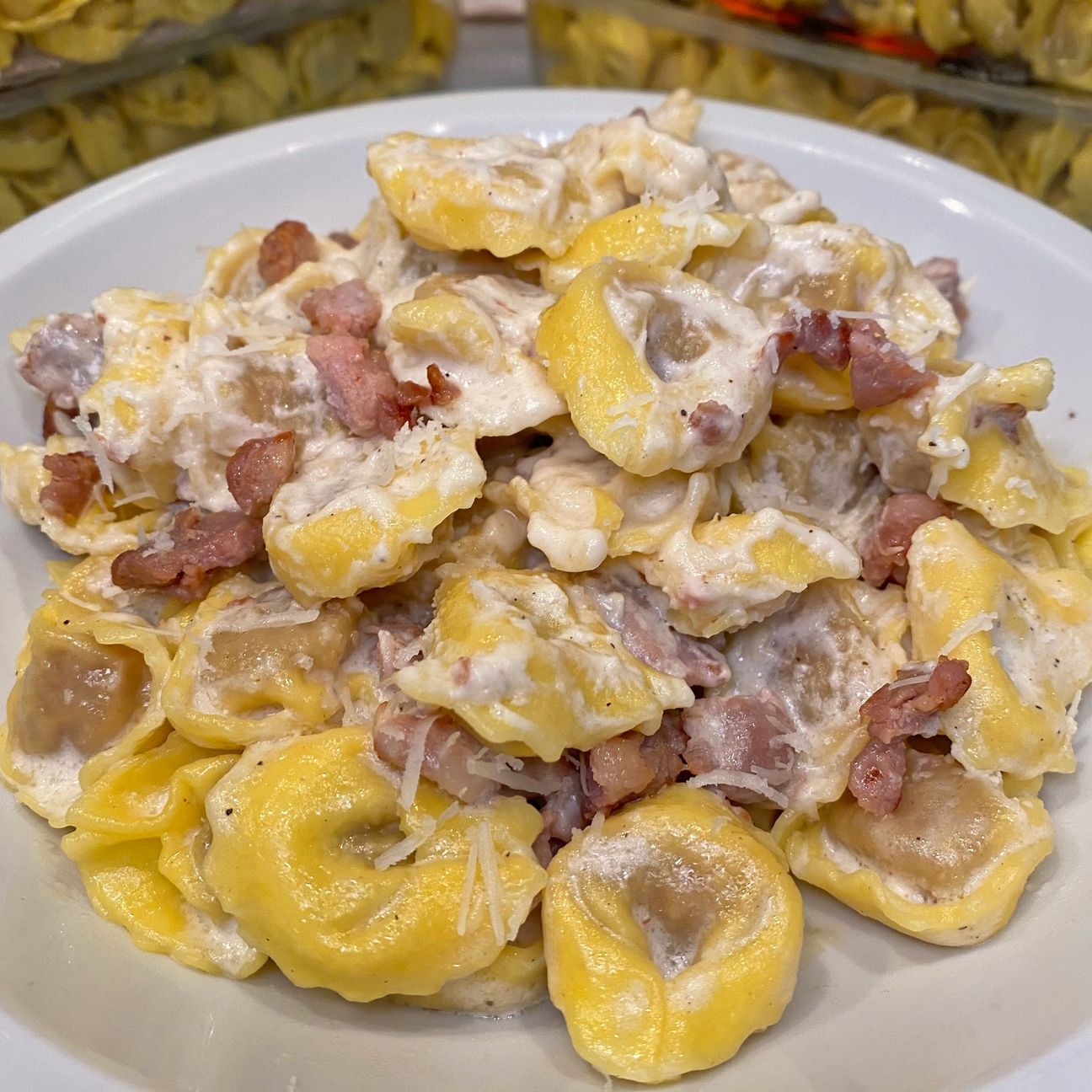 Tortellini al prosciutto crudo con robiola, salsiccia e pecorino