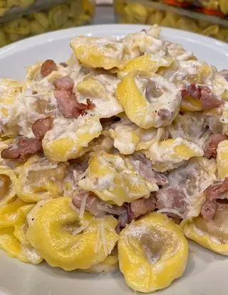 Ricetta Tortellini al prosciutto crudo con robiola, salsiccia e pecorino di PAF