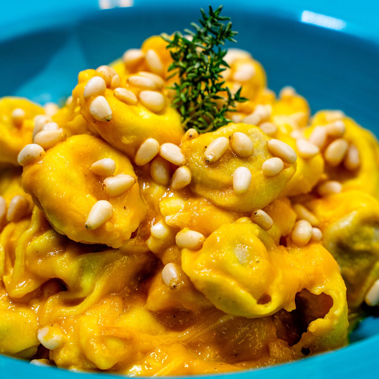 Tortellini alla carne con crema di zucca, provola filante e pinoli tostati