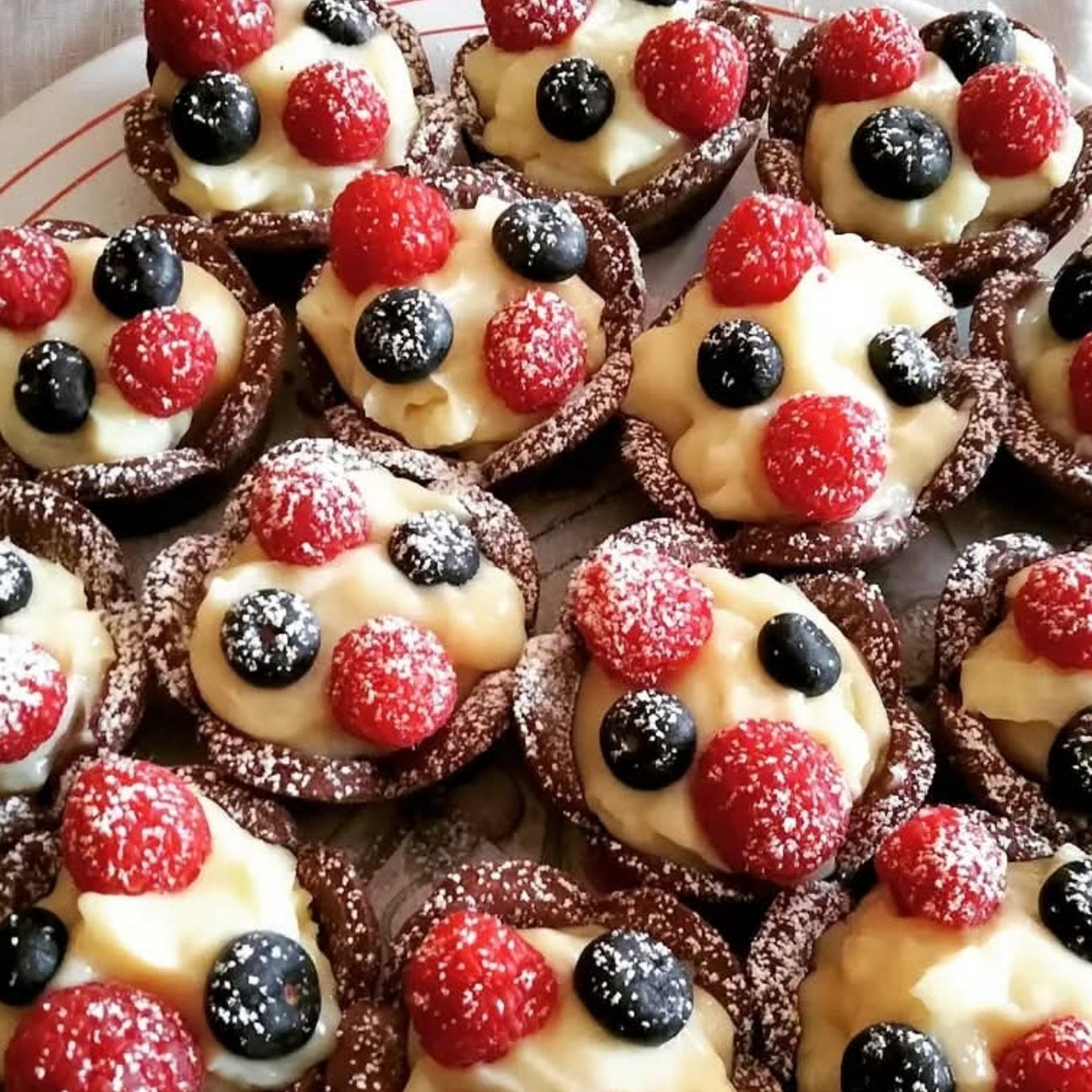 Cestini al cacao con crema pasticcera e frutti di bosco