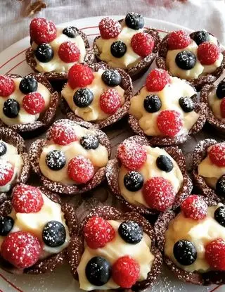 Immagine ricetta Cestini al cacao con crema pasticcera e frutti di bosco