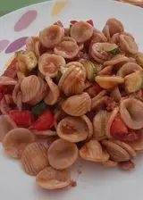Ricetta Orecchiette integrali con pomodorini, tonno e zucchine.