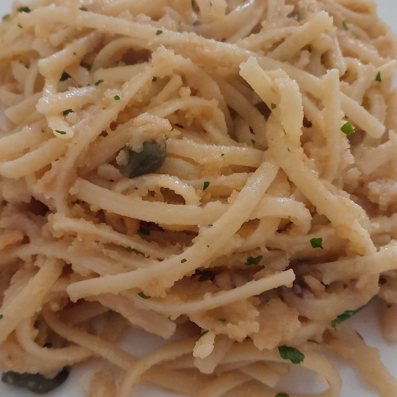Linguine con capperi alici e tarallo sbriciolato