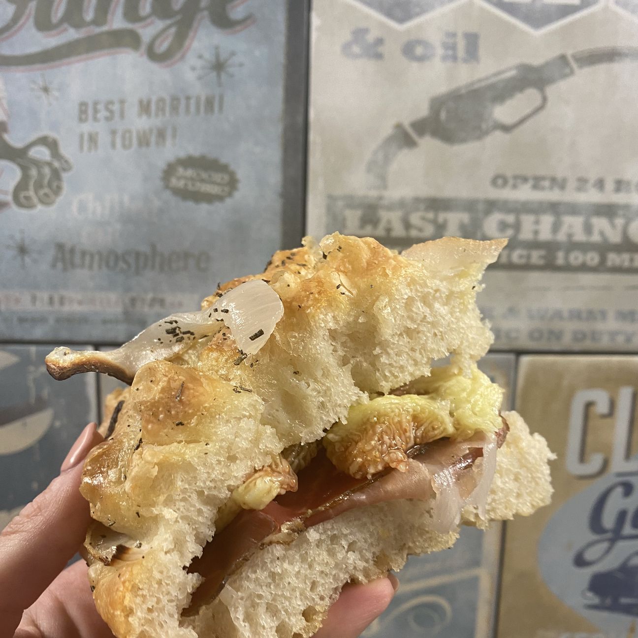 Focaccia alla cipolla con fichi e speck
