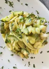 Ricetta Spaghetti Chitarra al profumo di menta con zucchine e gamberetti