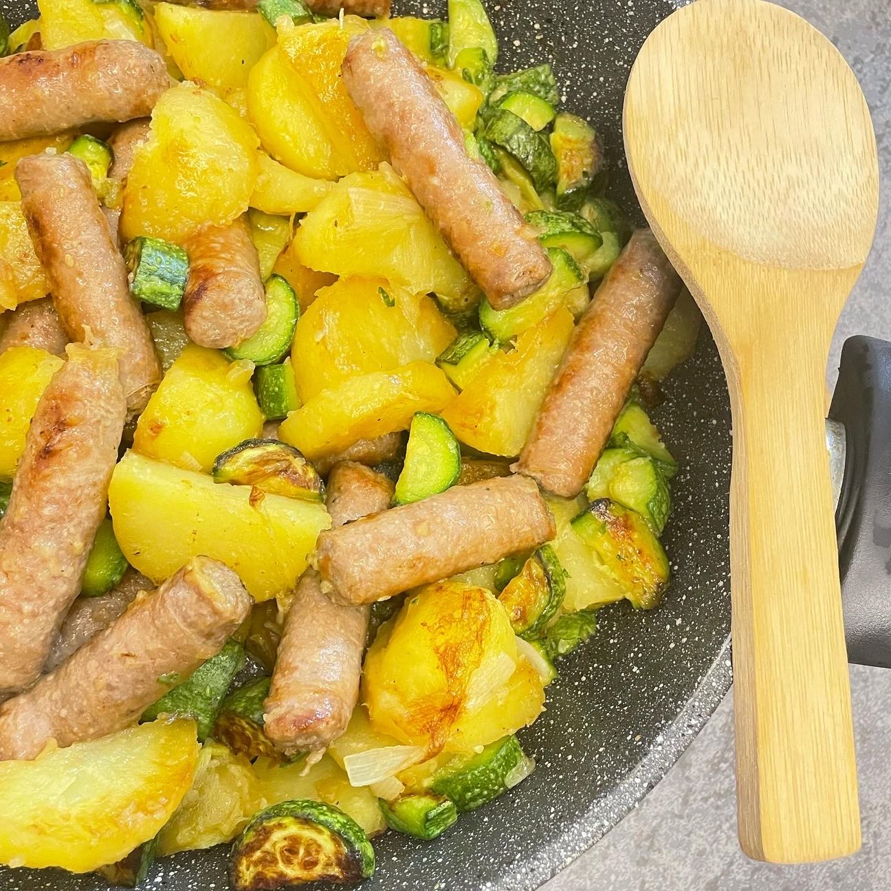 Salsiccia patate e zucchine