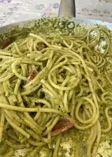 Ricetta Spaghetti pesto, pomodorini e Philadelphia.