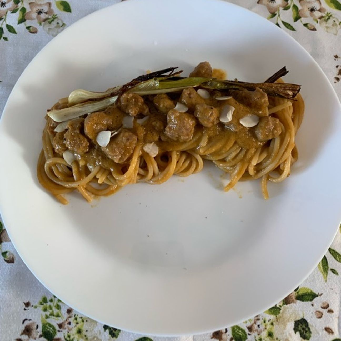 Spaghetti con crema di zucca e salsiccia