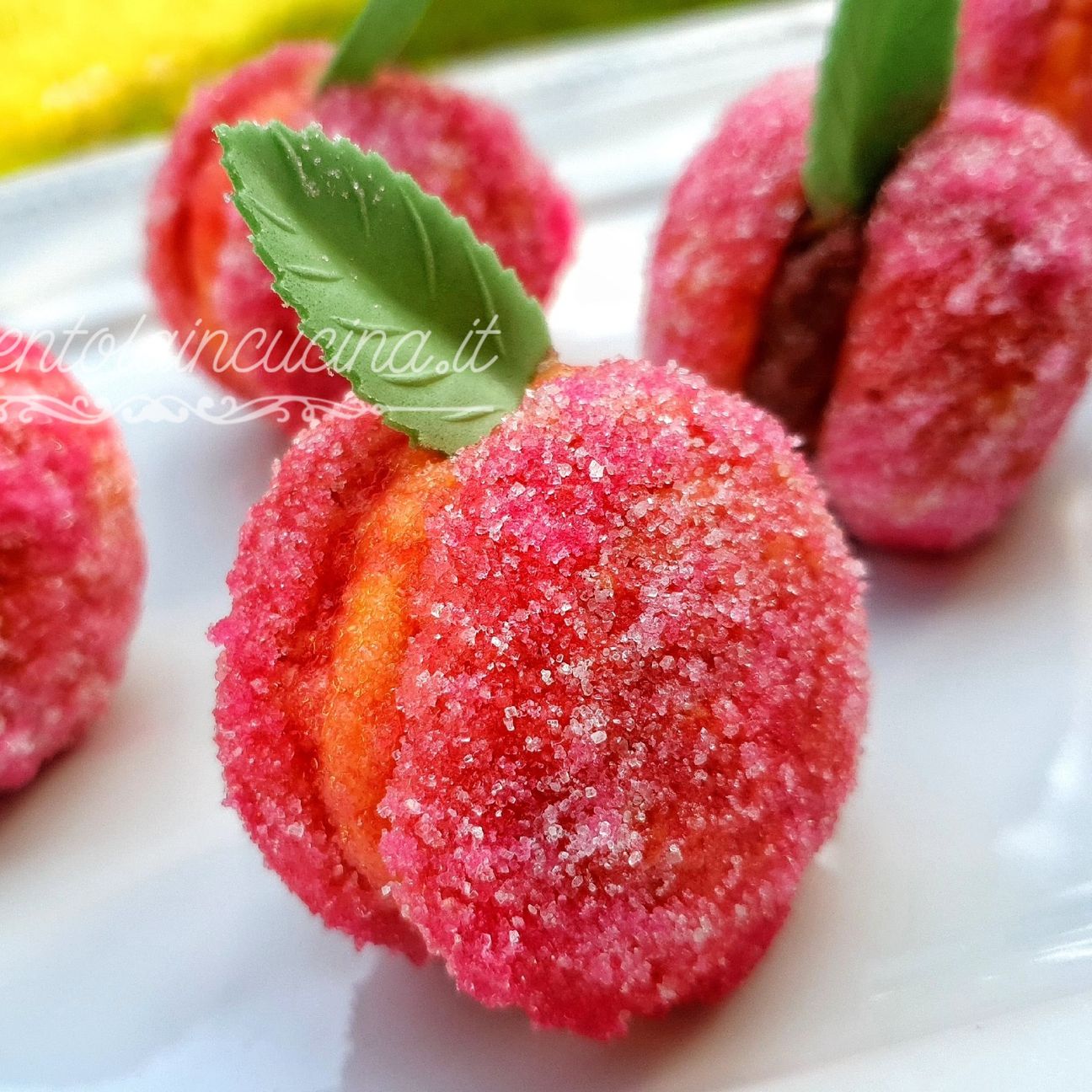 Pesche di frolla all'alchermes.