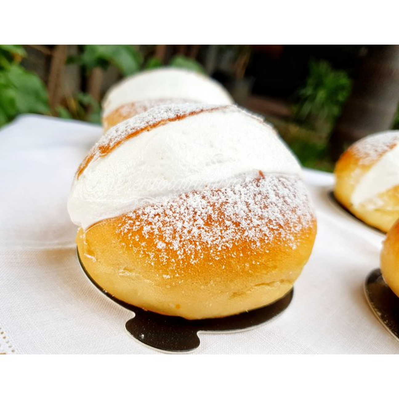 Maritozzi con crema e panna montata.