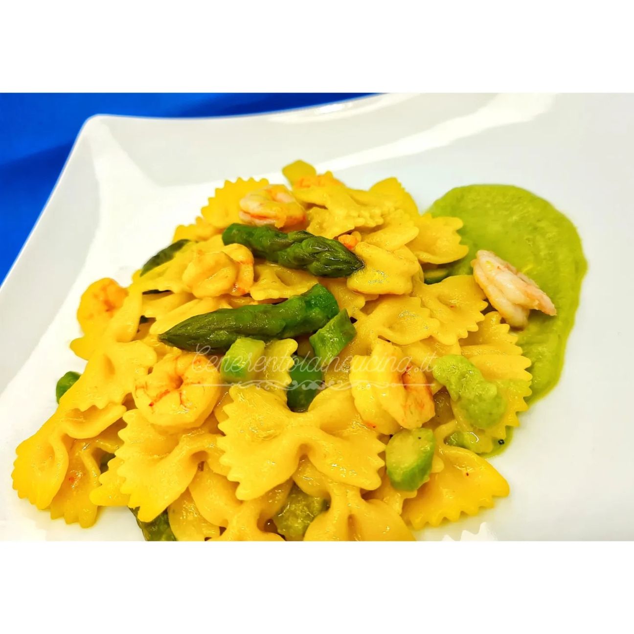 Farfalle con gamberetti, asparagi e zafferano.