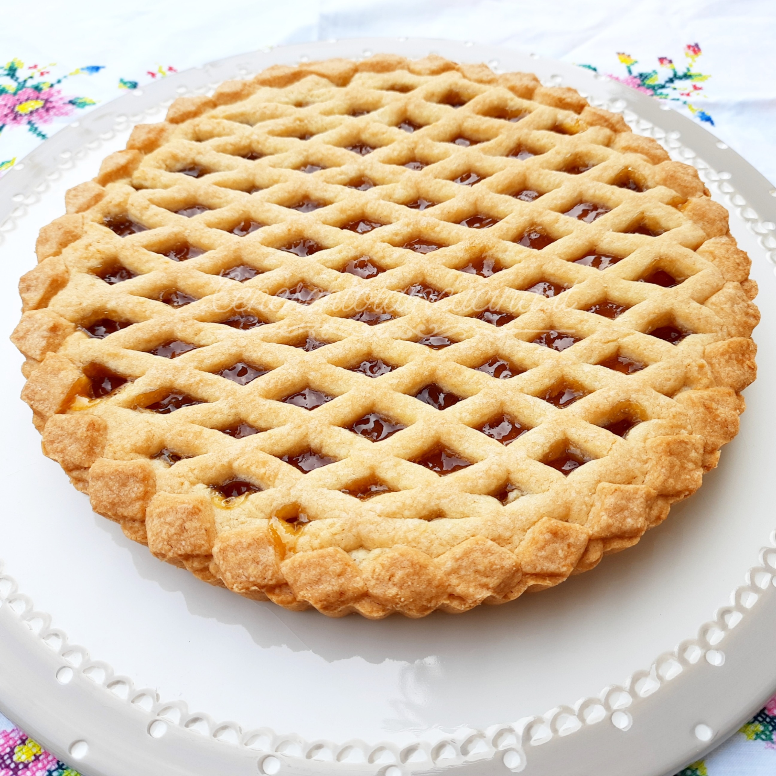 Crostata alle pesche con griglia decorativa