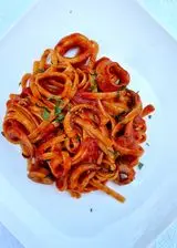 Ricetta Linguine rigate con sugo di calamari.