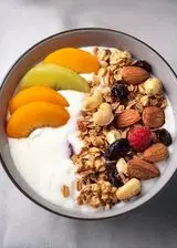 Ricetta Yogurt con fiocchi di cereali, frutta secca e frutta fresca