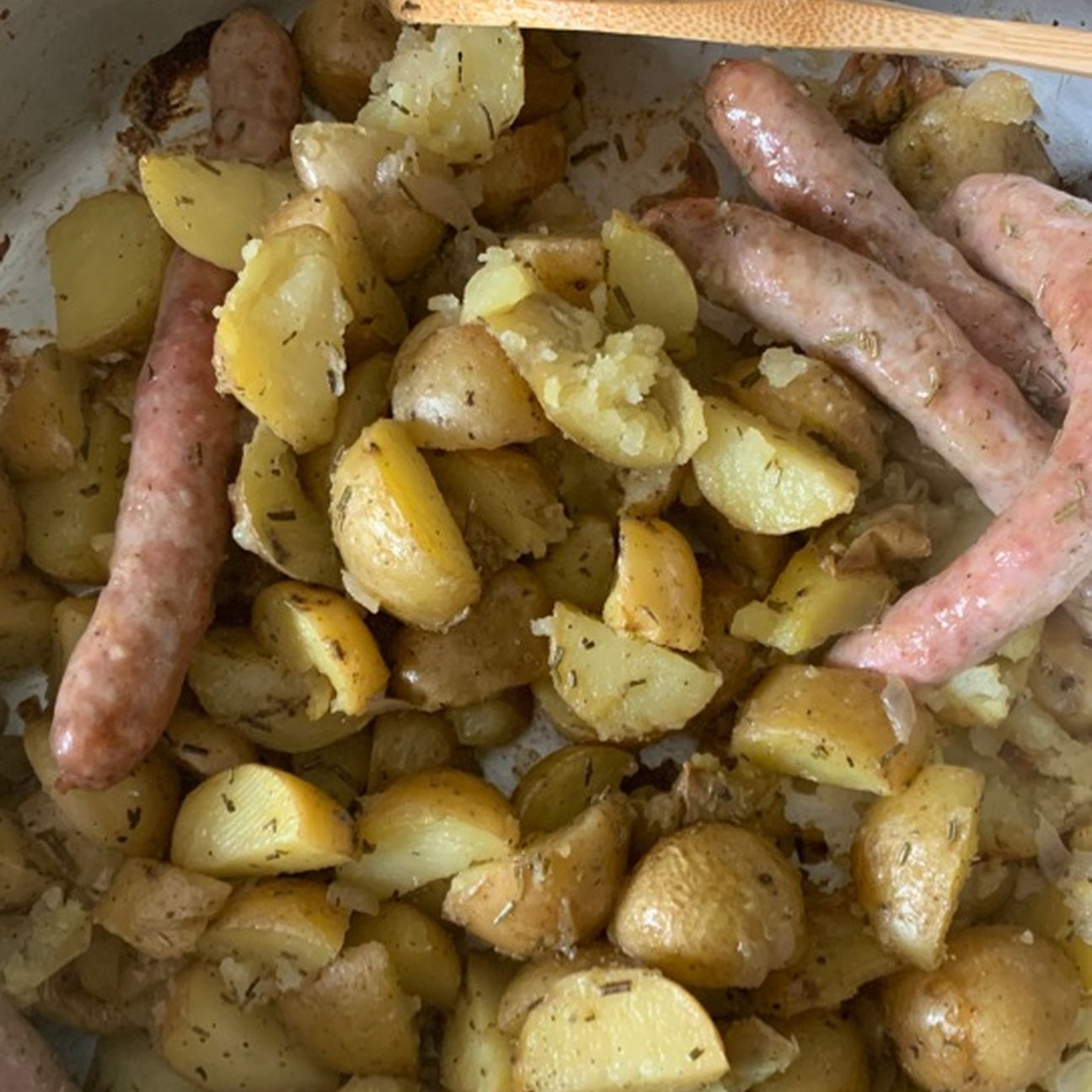 Patate piccole al forno con salsicce sciué sciué