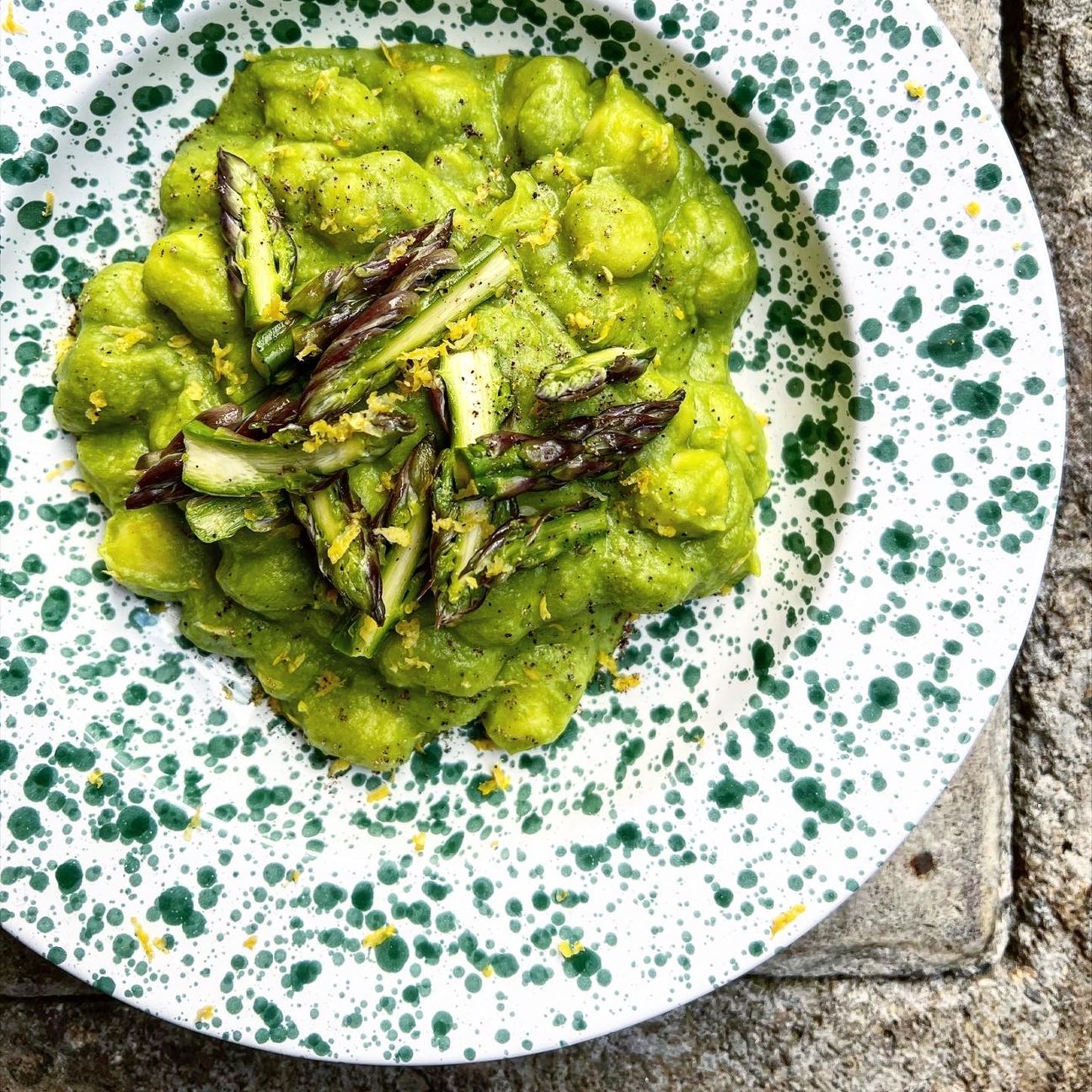 CHICCHE DI PATATE CON CREMA DI ASPARAGI,PISELLI E SCORZA DI LIMONE