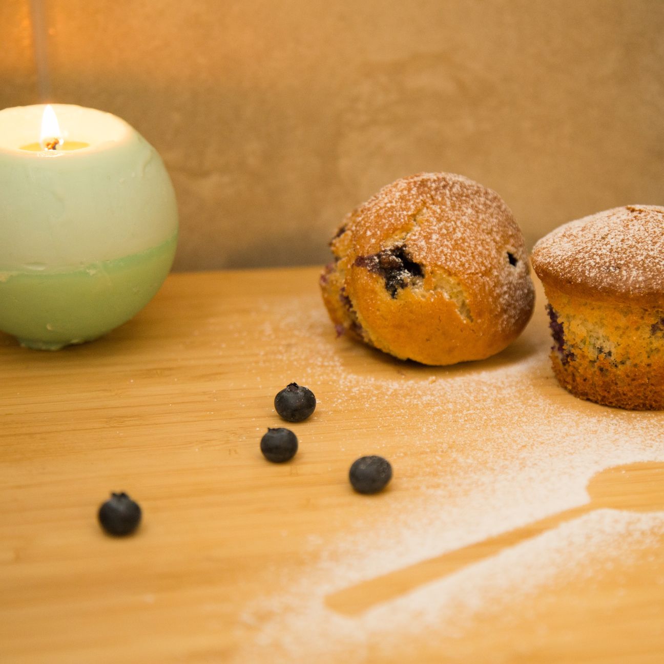 Muffin al cuore di mirtillo con scaglie di cioccolato e pistacchi
