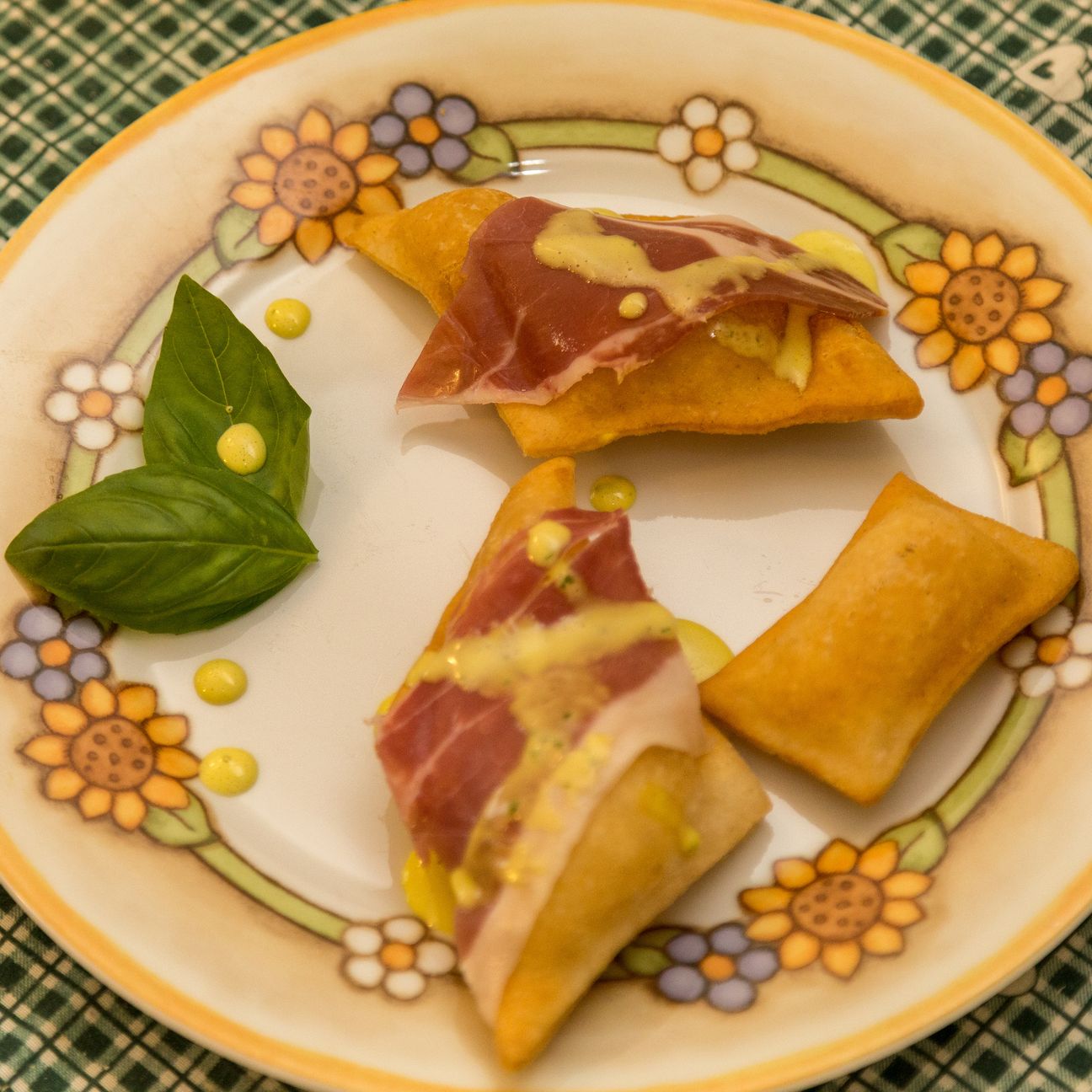 Gnocchetti fritti accompagnati da prosciutto e maionese al basilico