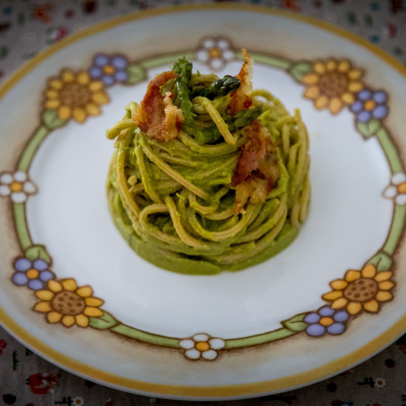 Spaghetti con crema di asparagi e mandorle