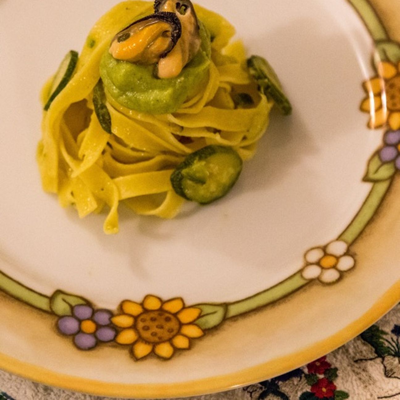 Fettuccine con pesto di zucchine e cozze
