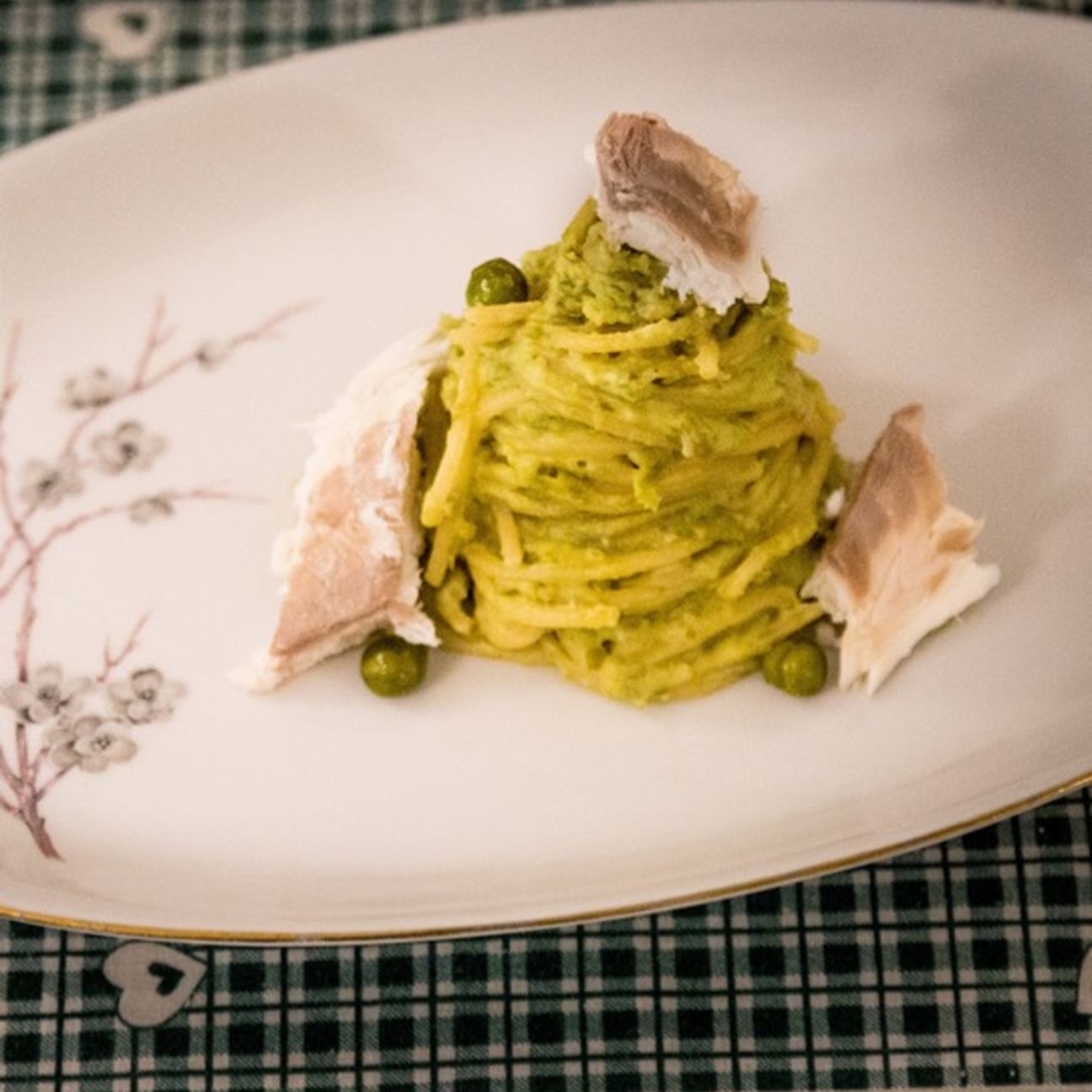 Fettuccine con crema di piselli e spigola