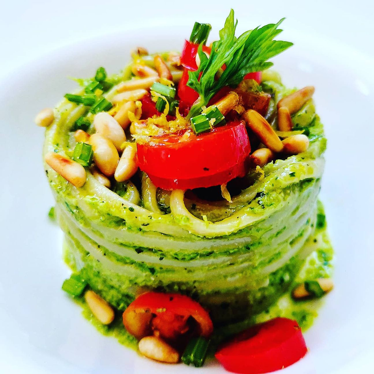 Linguine al pesto di sedano e datterini