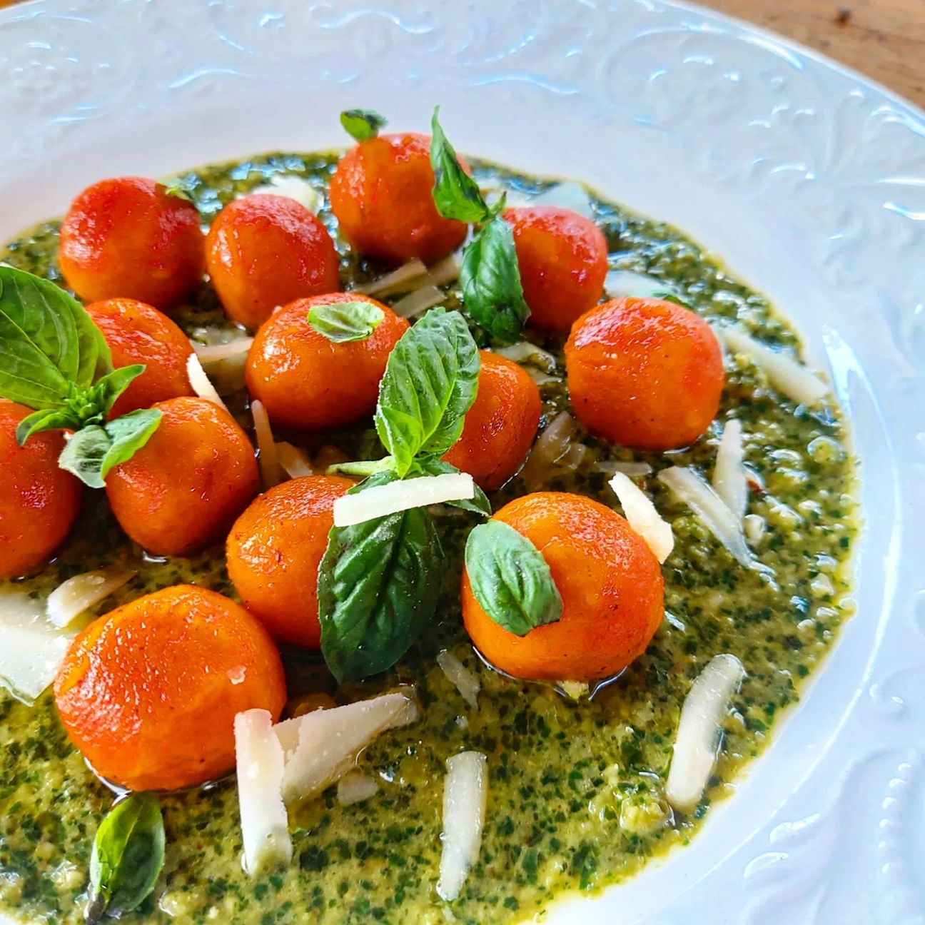 Gnocchi di pomodoro su pesto alle mandorle