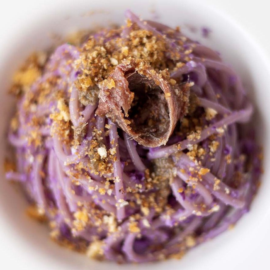 Spaghetti al cavolo viola con acciughe