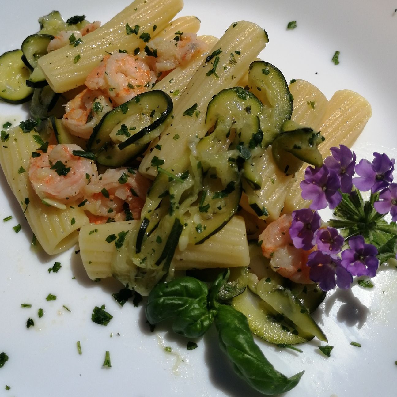 Rigatoni con zucchine ai sapori e gamberetti in ristretto di Malvasia...