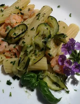 Ricetta Rigatoni con zucchine ai sapori e gamberetti in ristretto di Malvasia... di roby_zio