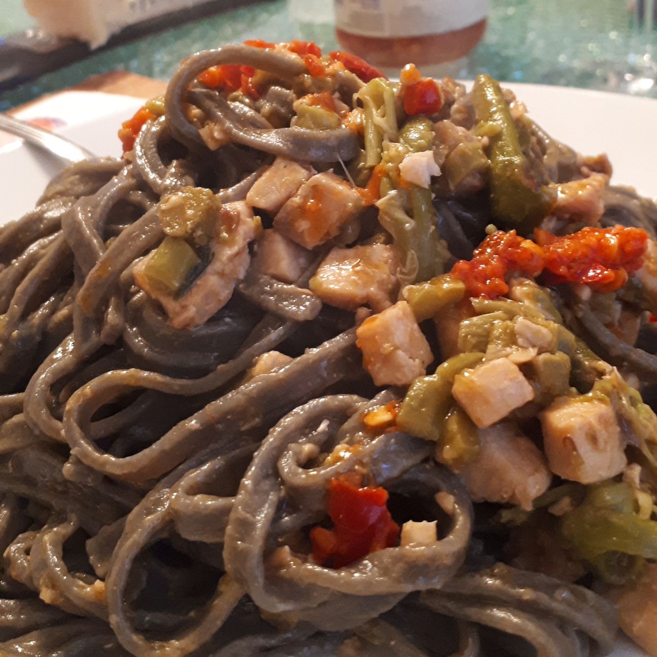 Tagliolini al nero di seppia con asparagi e pesce spada