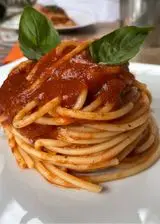 Ricetta Spaghetti con Salsa di pomodoro fresco e basilico.