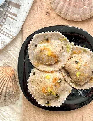 Immagine ricetta RAVIOLI di GRANO SARACENO, CAPPESANTE E BOTTARGA profumate al LIMONE & PEPE INDIANO