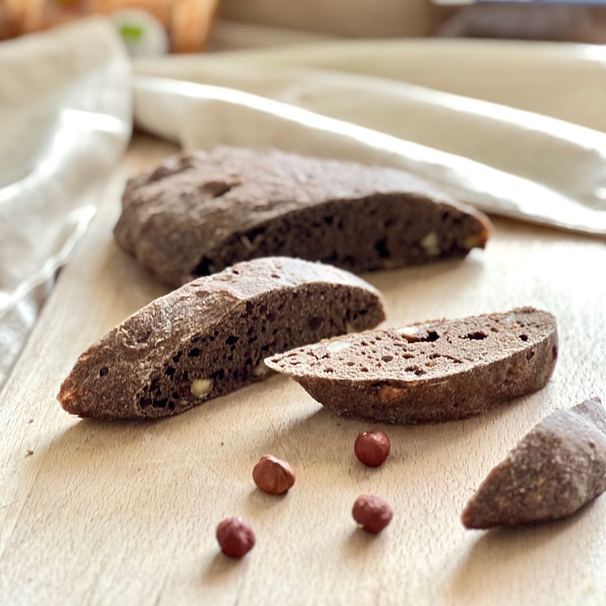 PANE alla CARRUBE & NOCCIOLE