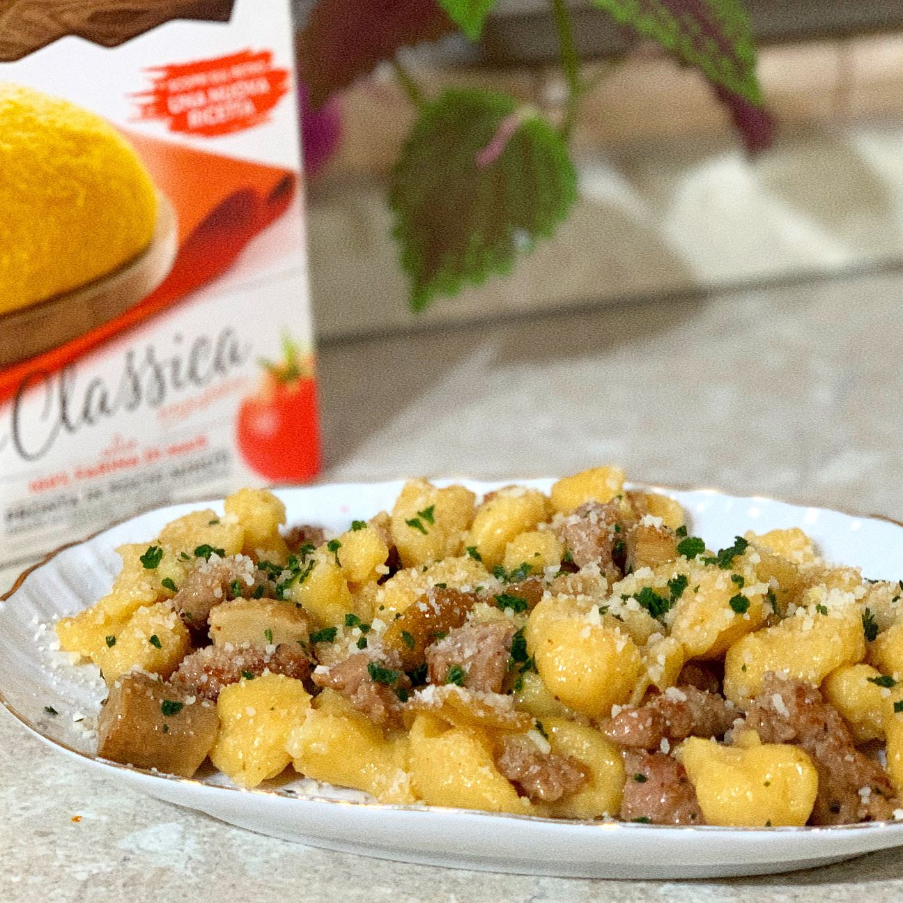 Gnocchi di polenta, funghi e salsiccia
