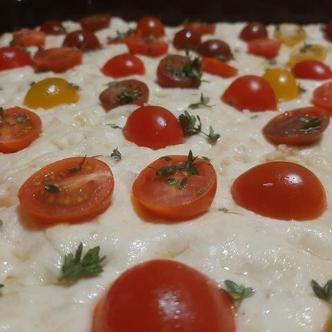 Focaccia con pomodorini e timo