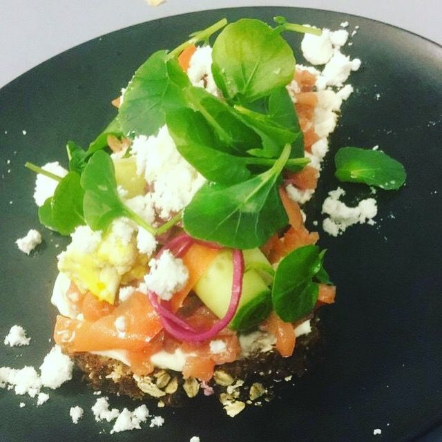 Bruschetta di salmone affumicato su soda bread( pane irlandese)