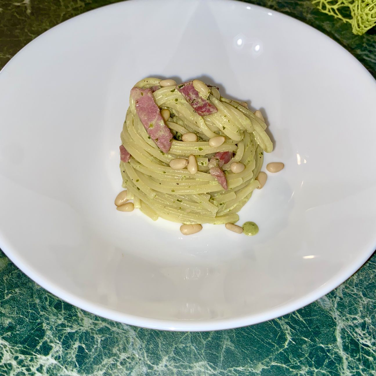 Spaghetti pesto, panna, pancetta e pinoli