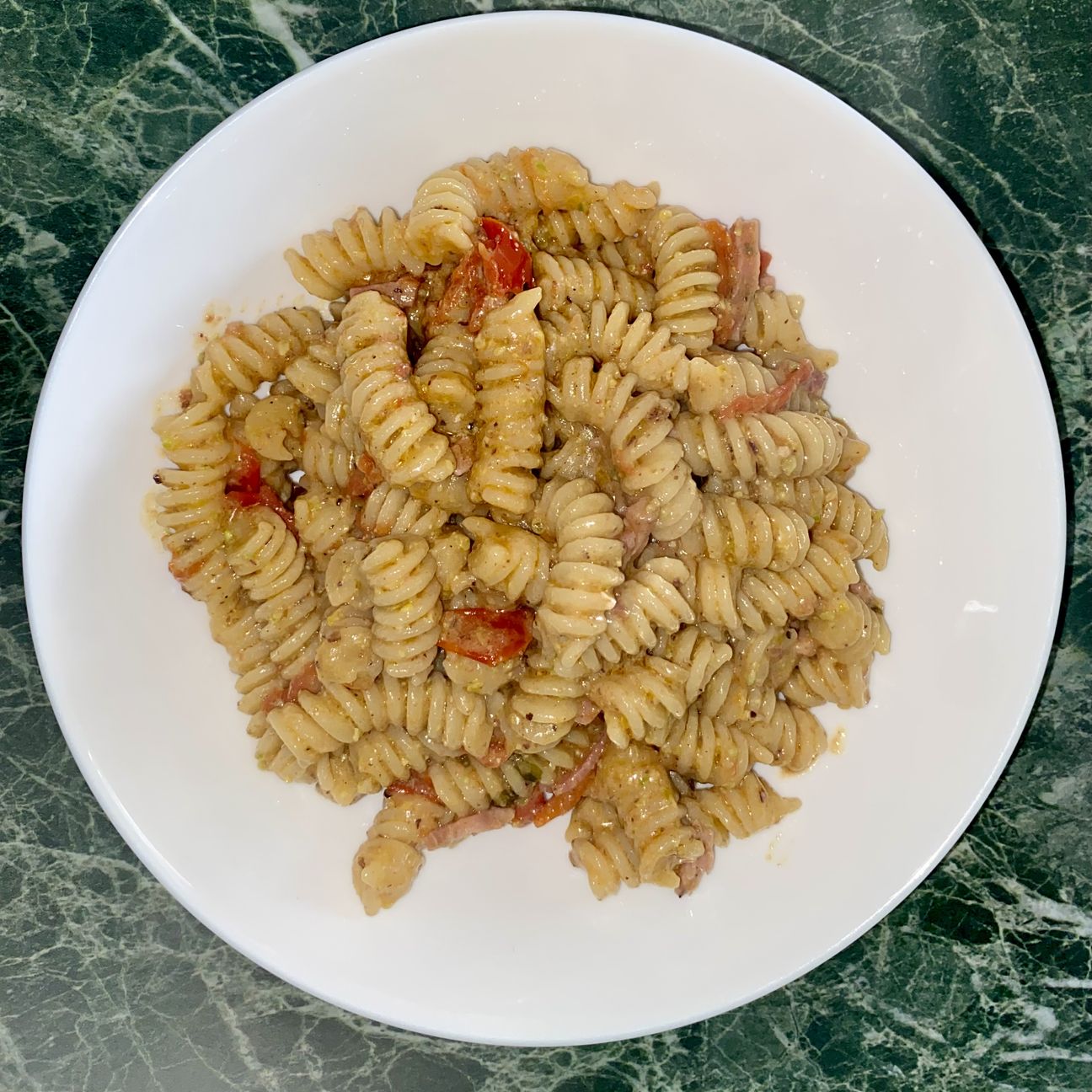 Pasta pesto di pistacchio, speck e pomodorini