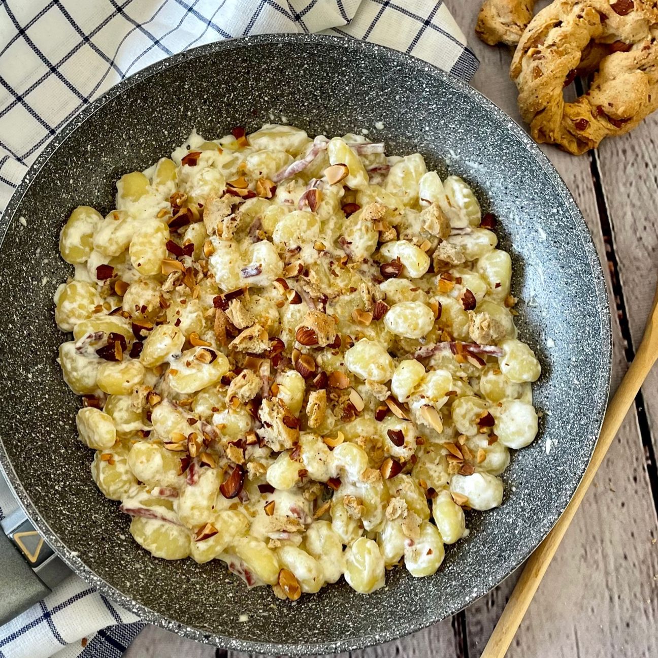 Gnocchi stracciata, speck e tarallo