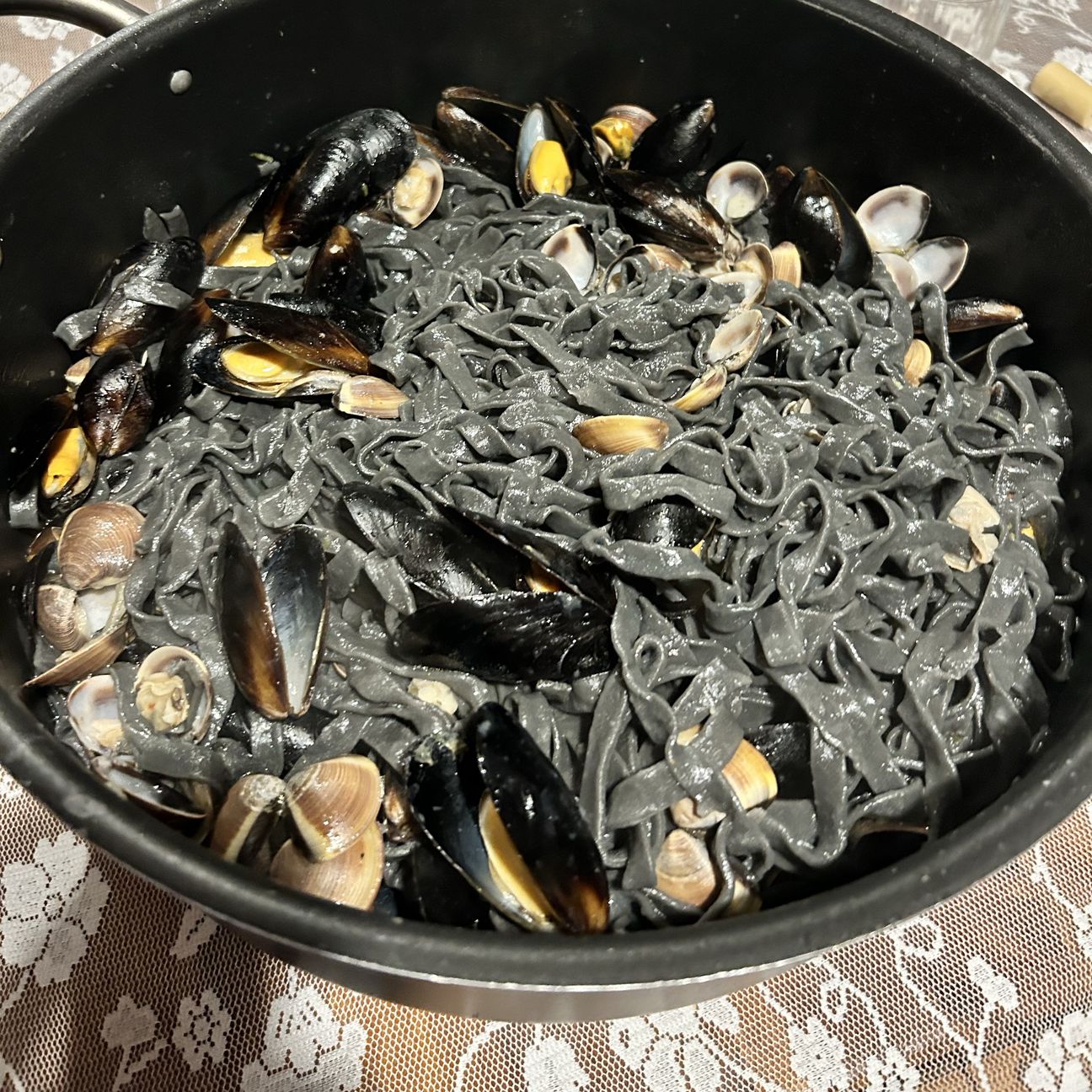 Nero ai mitili con note di lime e bottarga