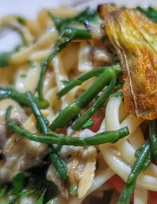 Ricetta Spaghettone vongole, salicornia e fiori di zucca.   di ilrestomangia