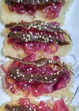 Ricetta Crostini di riso, cipolla caramellata e acciuga 