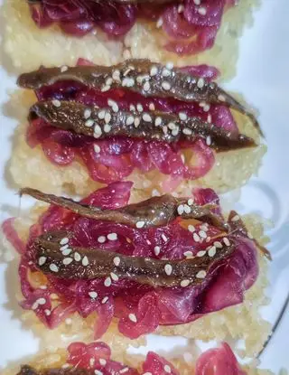 Ricetta Crostini di riso, cipolla caramellata e acciuga  di ilrestomangia