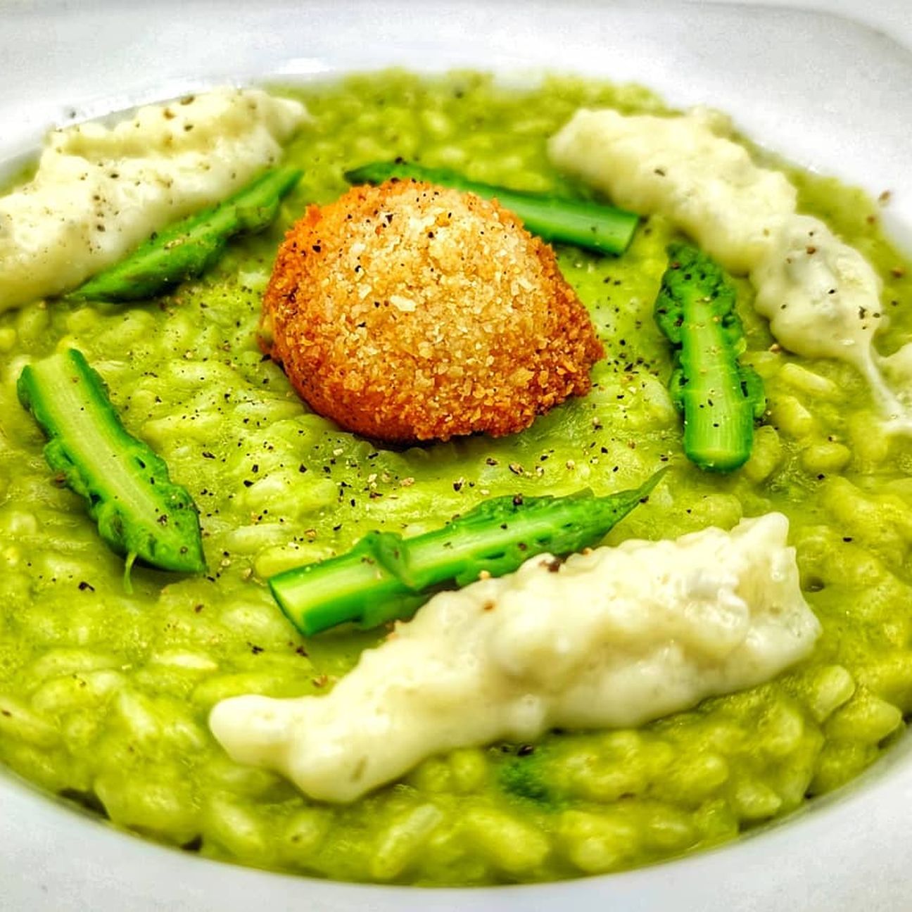 Risotto asparagi, gorgonzola e tuorlo fritto