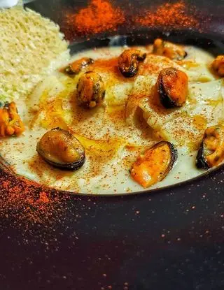 Ricetta Maltagliati all'uovo, crema di cannellini, cozze e cialda al pecorino. di ilrestomangia