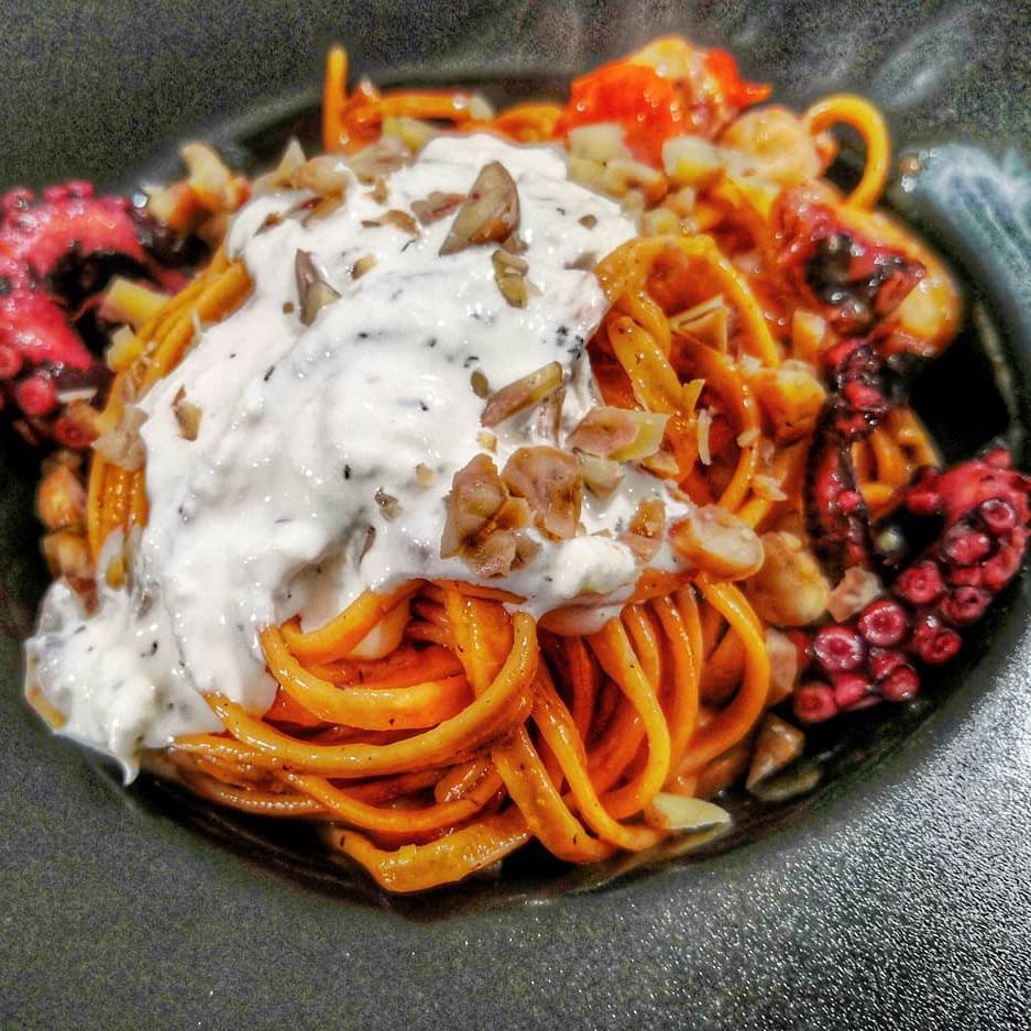 linguine con polpo alla luciana piccante, stracciatella e castagne